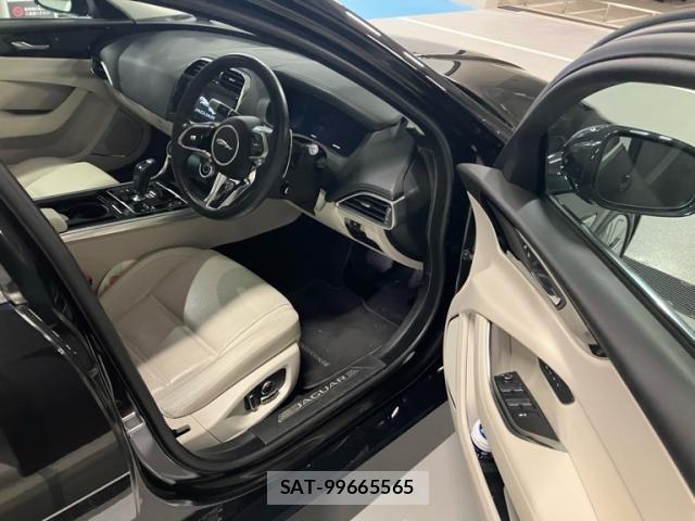 Jaguar XE 2020-02 8230422-11