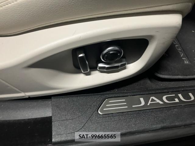 Jaguar XE 2020-02 8230422-12
