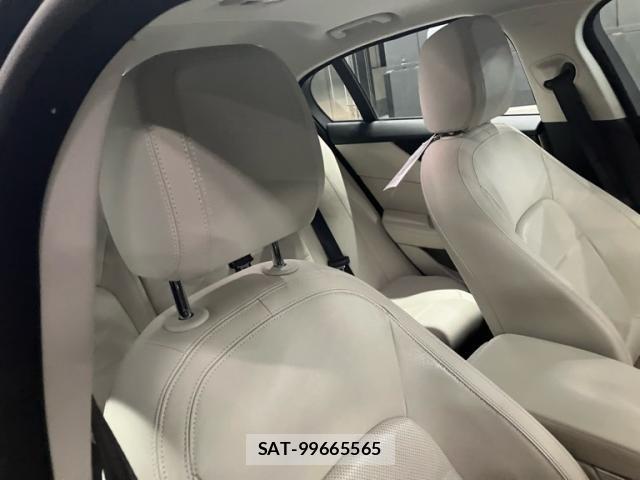 Jaguar XE 2020-02 8230422-14