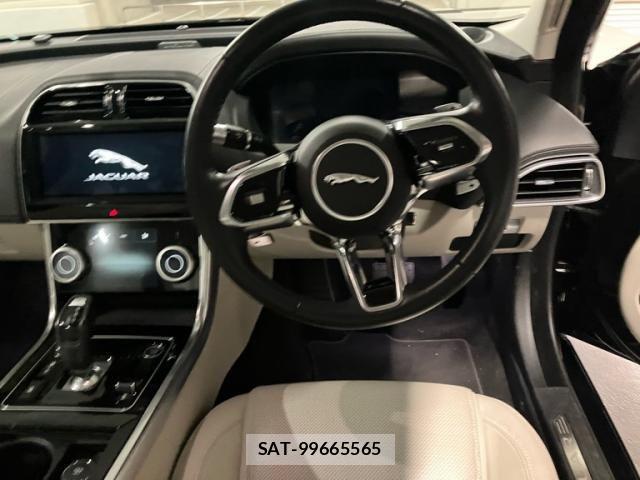 Jaguar XE 2020-02 8230422-15