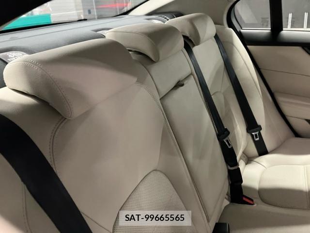 Jaguar XE 2020-02 8230422-8