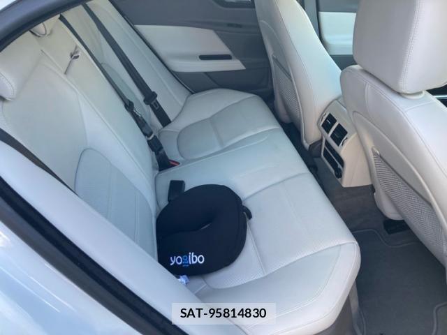 Jaguar XE 2016-02 8245493-9