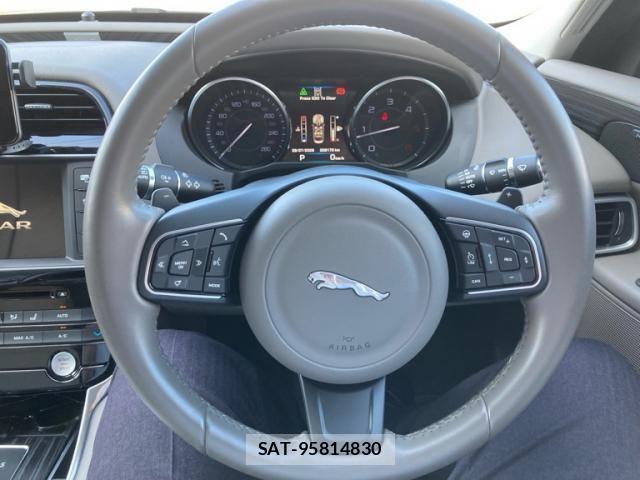 Jaguar XE 2016-02 8245493-10