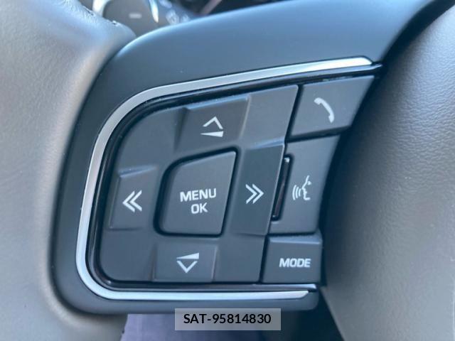 Jaguar XE 2016-02 8245493-11
