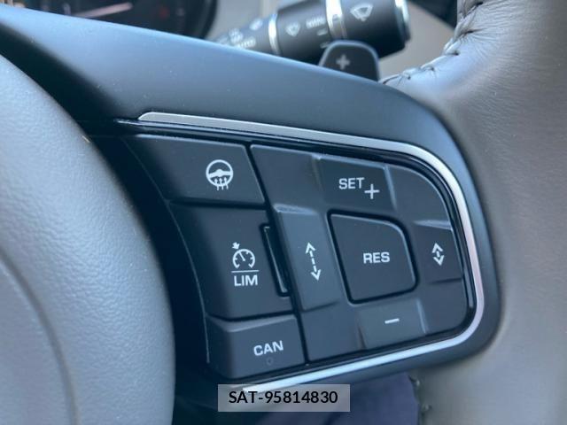 Jaguar XE 2016-02 8245493-12