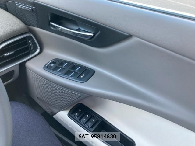 Jaguar XE 2016-02 8245493-13