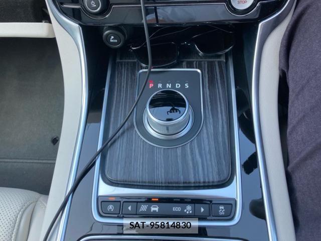 Jaguar XE 2016-02 8245493-14