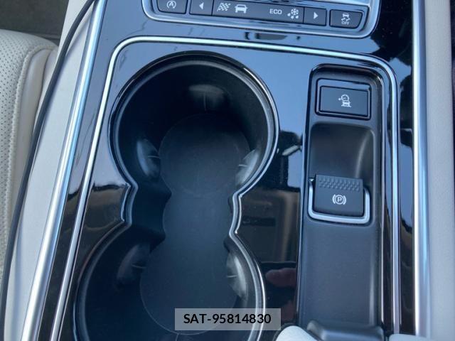 Jaguar XE 2016-02 8245493-15