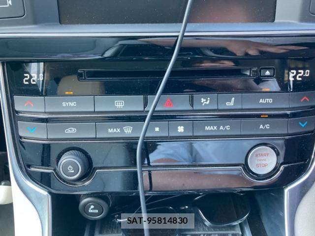 Jaguar XE 2016-02 8245493-16