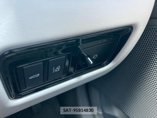 Jaguar XE 2016-02 8245493-17