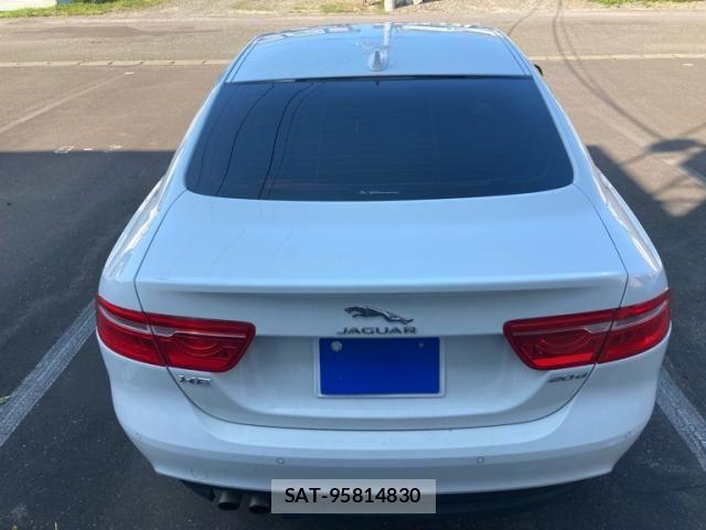 Jaguar XE 2016-02 8245493-3