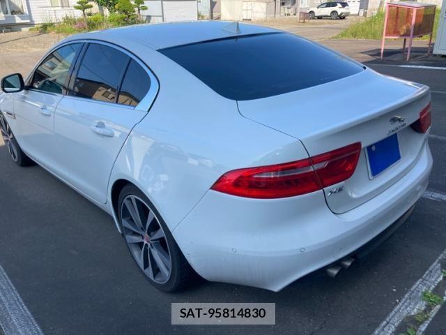 Jaguar XE 2016-02 8245493-4