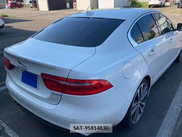 Jaguar XE 2016-02 8245493-5
