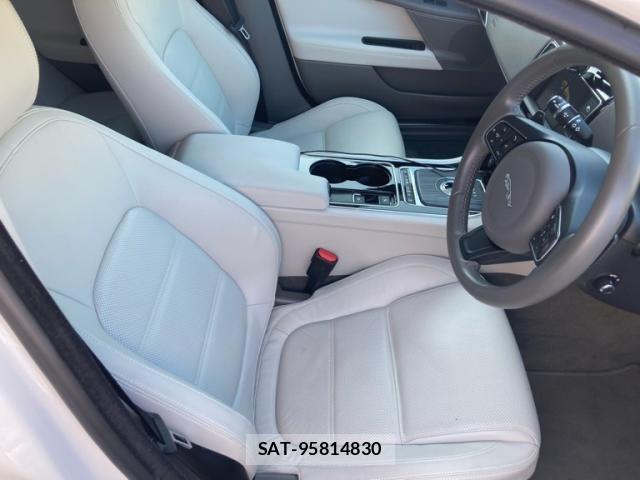 Jaguar XE 2016-02 8245493-8
