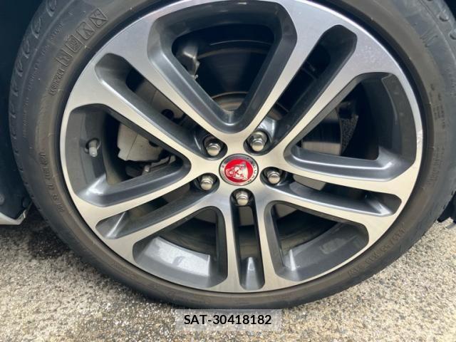 Jaguar XE 2018-02 8659578-8