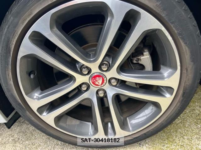 Jaguar XE 2018-02 8659578-10
