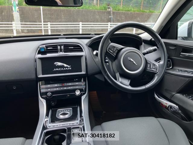 Jaguar XE 2018-02 8659578-11