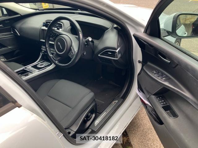 Jaguar XE 2018-02 8659578-12
