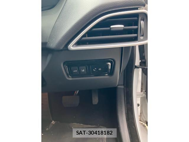 Jaguar XE 2018-02 8659578-13