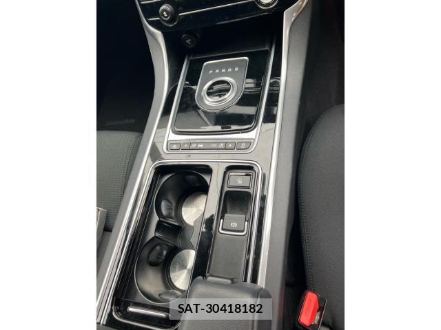 Jaguar XE 2018-02 8659578-16