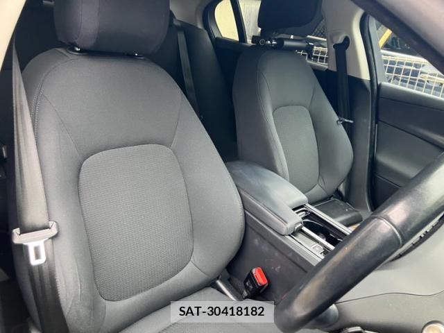 Jaguar XE 2018-02 8659578-17