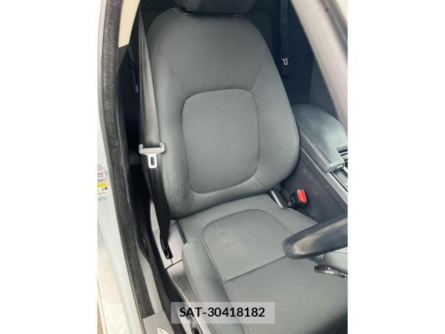 Jaguar XE 2018-02 8659578-18