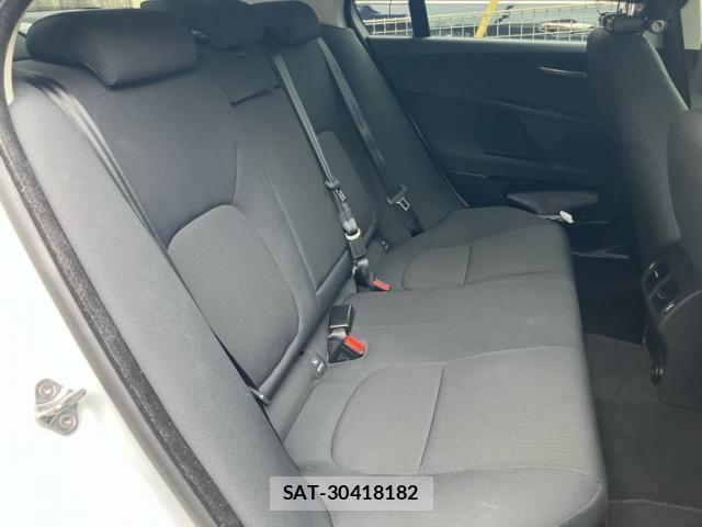 Jaguar XE 2018-02 8659578-19