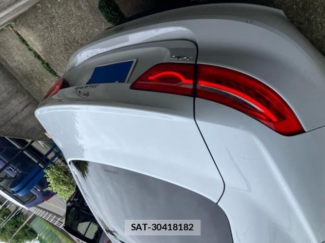 Jaguar XE 2018-02 8659578-3