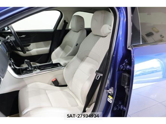 Jaguar XE 2022-04 8880192-2