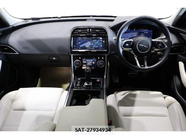 Jaguar XE 2022-04 8880192-3
