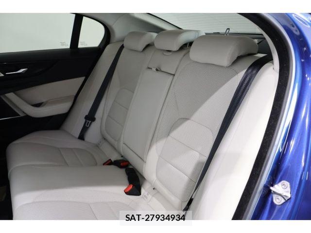Jaguar XE 2022-04 8880192-4