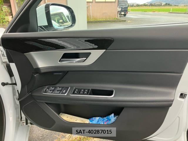 Jaguar XF 2016-02 6612402-11