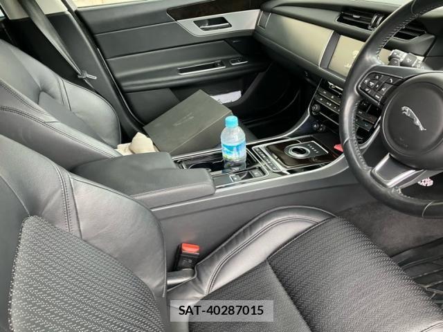Jaguar XF 2016-02 6612402-12