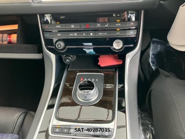 Jaguar XF 2016-02 6612402-16