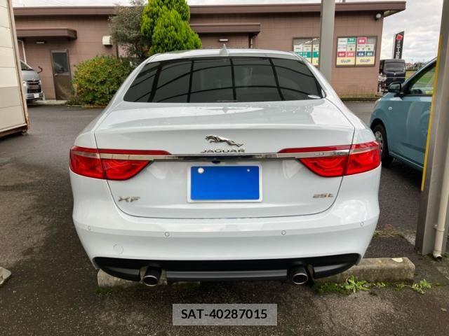 Jaguar XF 2016-02 6612402-3