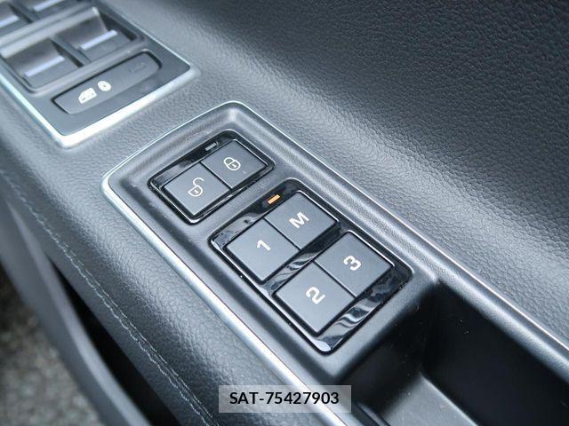 Jaguar XF 2017-03 6612401-11