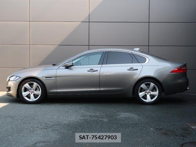 Jaguar XF 2017-03 6612401-16
