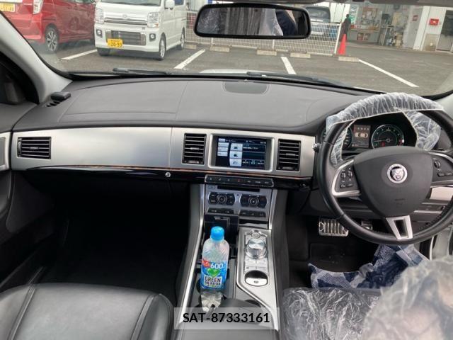 Jaguar XF 2012-03 7251111-17