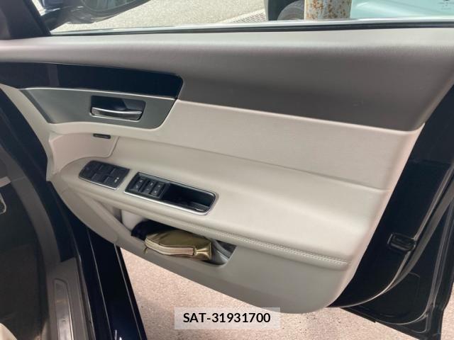 Jaguar XF 2018-12 7876997-9