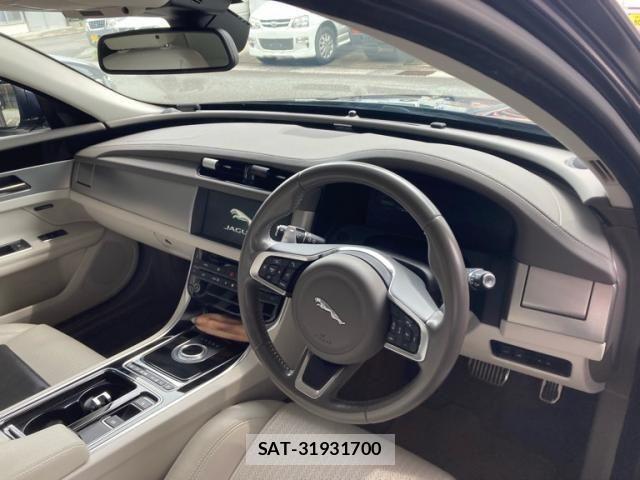 Jaguar XF 2018-12 7876997-10