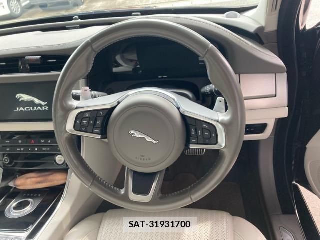 Jaguar XF 2018-12 7876997-13