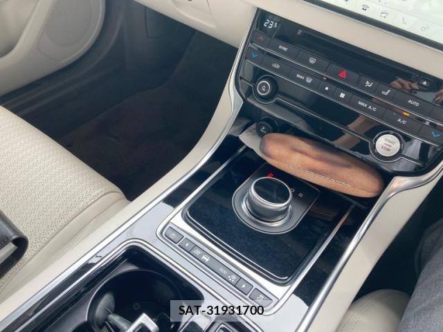 Jaguar XF 2018-12 7876997-18