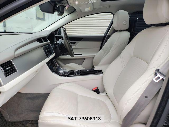 Jaguar XF 2018-09 8829591-9