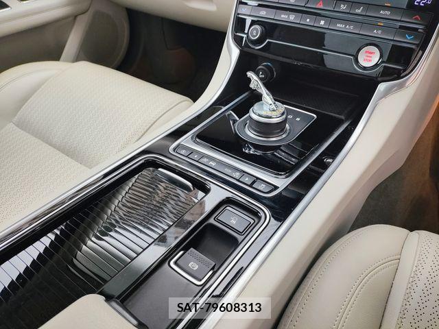 Jaguar XF 2018-09 8829591-13