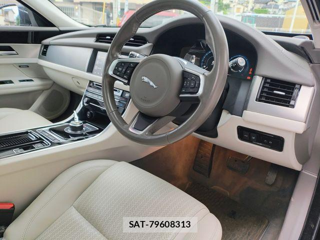 Jaguar XF 2018-09 8829591-4