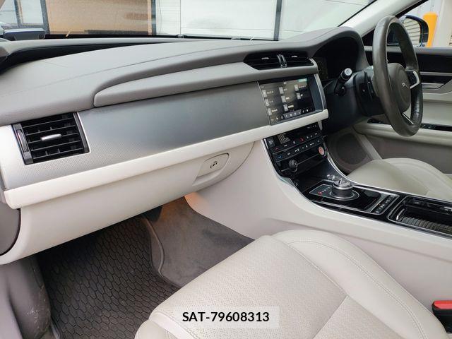 Jaguar XF 2018-09 8829591-8