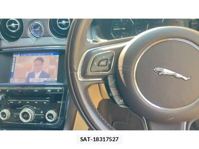 Jaguar XJ SERIES 2012-02 8336298-15