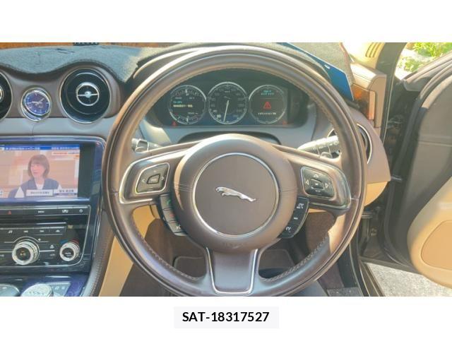Jaguar XJ SERIES 2012-02 8336298-17
