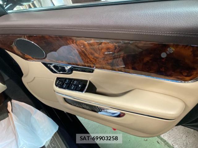 Jaguar XJ SERIES 2015-02 8742863-11