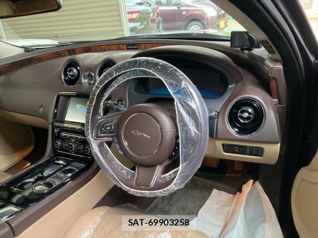 Jaguar XJ SERIES 2015-02 8742863-12